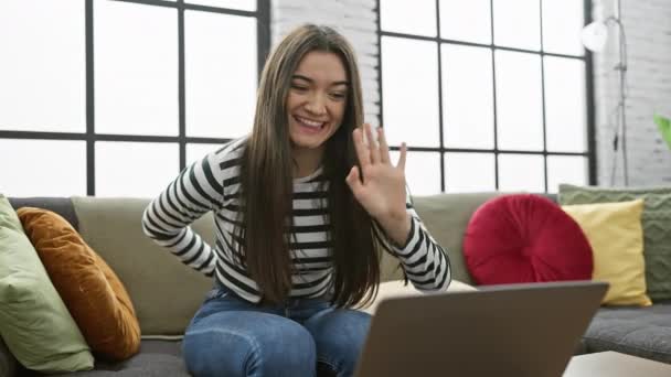 兴奋的年轻女性在舒适的客厅里与笔记本电脑交流时收到了心形的礼物 — 图库视频影像