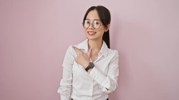 Ung Kinesisk Kvinna Bär Glasögon Stående Leende Glad Pekar Med — Stockvideo