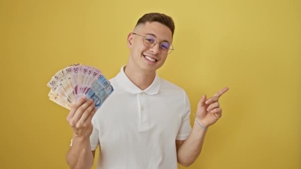 Veselý Mladý Hispánec Radostně Ukazuje Stranou Sebevědomě Ukazuje Mexické Peso — Stock video