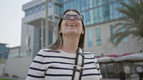 Uśmiechnięta Kobieta Okularach Ciesząca Się Widokami Nowoczesnym Krajobrazie Miasta Wskazującym — Wideo stockowe