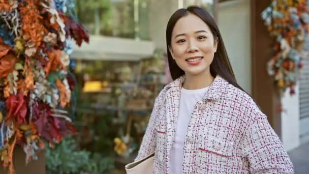 Retrato Una Mujer Asiática Sonriente Elegantemente Vestida Pie Entorno Urbano — Vídeos de Stock