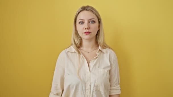 Ung Attraktiv Blond Kvinna Stående Aningslös Ryckande Axlar Ointresse Tveksamt — Stockvideo