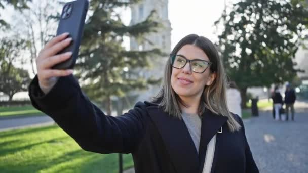 Χαμογελαστή Γυναίκα Παίρνει Μια Selfie Ένα Smartphone Στην Κωνσταντινούπολη Τονίζοντας — Αρχείο Βίντεο
