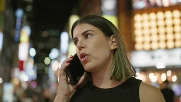 Sebevědomá Krásná Hispánská Žena Radostně Mluvící Telefonu Během Tokyo Městského — Stock video