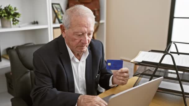 成熟的白发苍苍的老人沉迷于办公室桌上的网上购物 成功的商业经理 在家里轻松地在笔记本电脑上掌握信用卡支付 — 图库视频影像