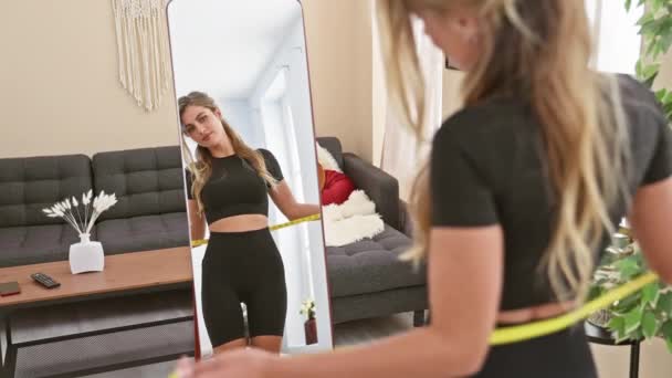 Vacker Blond Kvinna Mäta Hennes Midja Hemma Ung Vuxen Fitness — Stockvideo