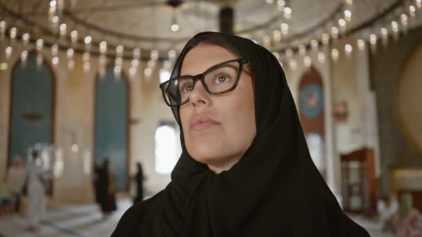 Başörtüsü Içindeki Yansıtıcı Kadın Katara Camii Nin Içinde Slami Mimari — Stok video