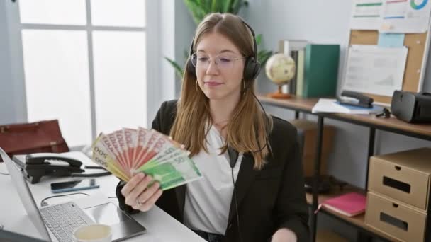 Ofisteki Sarışın Bir Kadın Norveç Parası Taşıyor Neşeli Tavırlı Bir — Stok video