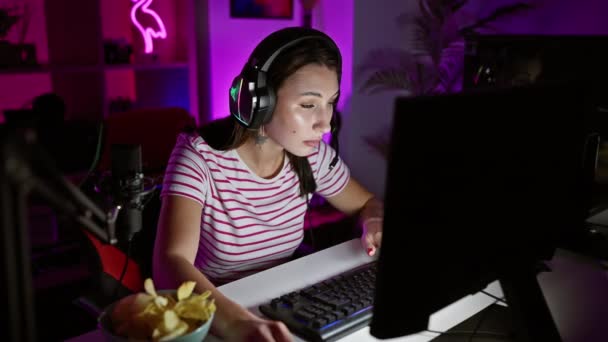 Soustředěná Mladá Žena Hraje Tmavé Místnosti Neonovými Světly Nosí Sluchátka — Stock video