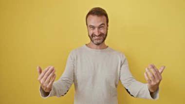 Neşeli, orta yaşlı İspanyol bir adam ayakta, kucaklanmak için geniş kolları var. Sıcak, misafirperver bir ifade mutluluk yayar. Neşeli sarı bir arka planda, kucaklanmaya hazır..