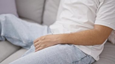 Sakallı, sıradan bir İspanyol genç adam evde kulaklıkla dinleniyor..