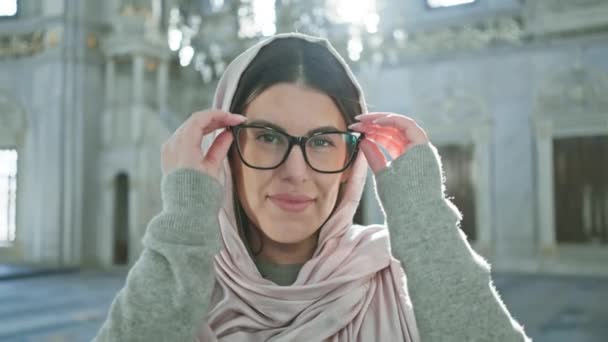 모스크 안경을 히자브에서 — 비디오