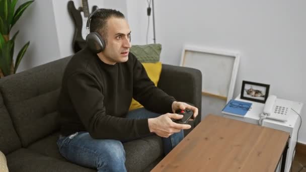 Hombre Hispano Una Sala Estar Jugando Videojuegos Con Controlador Auriculares — Vídeos de Stock