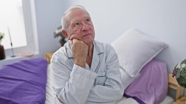 Σκεπτικός Ηλικιωμένος Κάθεται Μια Κρεβατοκάμαρα Ντυμένος Πυτζάμες Σκέφτεται Στο Κρεβάτι — Αρχείο Βίντεο