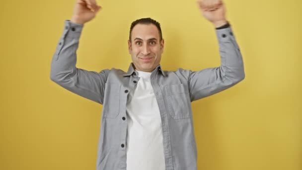Веселый Молодой Латиноамериканец Рубашке Щеголяет Пальцами Победителя Вверх Излучая Успех — стоковое видео