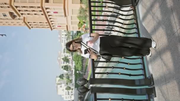 Jonge Vrouw Met Behulp Van Smartphone Door Moderne Architectuur Doha — Stockvideo