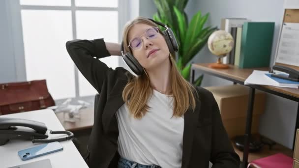 Mujer Caucásica Relajándose Con Auriculares Entorno Oficina Retratando Momento Ocio — Vídeo de stock