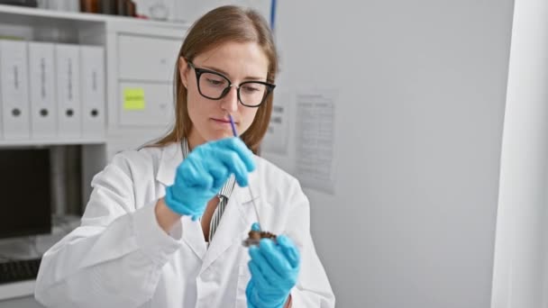 Focused Woman Scientist Laboratory Conducting Experiment Liquids Pipette Wearing Protective — Stock Video