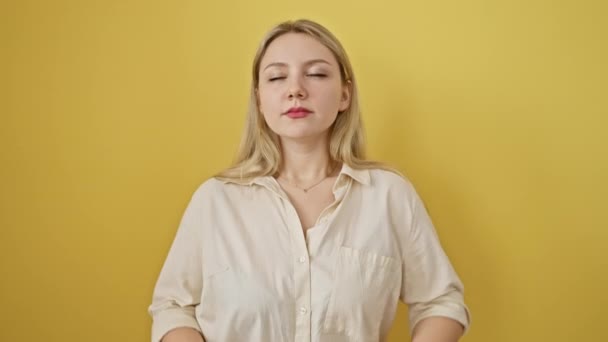 Attraktive Junge Blonde Frau Zen Pose Augen Geschlossen Friedlicher Yoga — Stockvideo