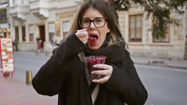 Брюнетка Ест Гранатовые Семечки Оживленной Истанбул Стрит Демонстрирует Путешествия Городской — стоковое видео