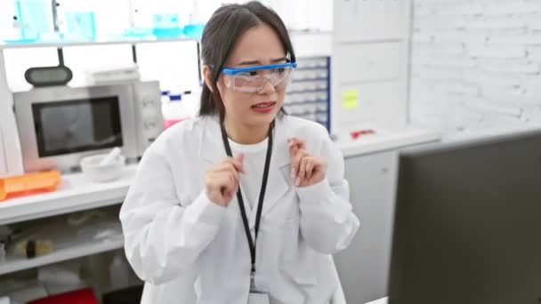 Bojácná Mladá Čínská Vědkyně Nespokojená Laboratoři Znechucený Výraz Ruce Vztyčené — Stock video