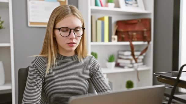 Młoda Kobieta Okularach Pracuje Laptopie Biurze Pokazując Koncentrację Wyrażając Radość — Wideo stockowe