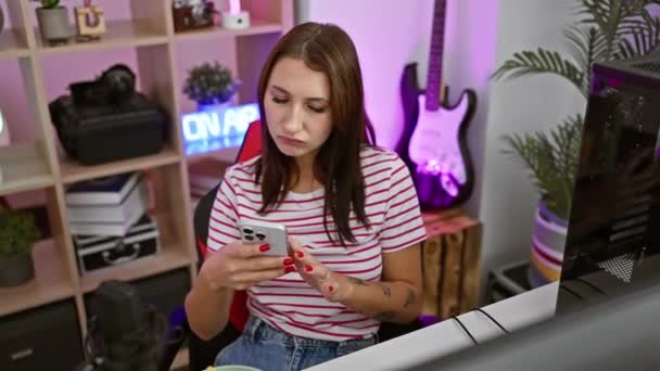 Sinirli Genç Esmer Kız Oyun Odasında Akıllı Telefon Kullanırken Hoşlanmadığını — Stok video