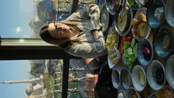 Женщина Наслаждается Традиционным Турецким Завтраком Ресторане Видом Историческую Хагию Истанбуле — стоковое видео