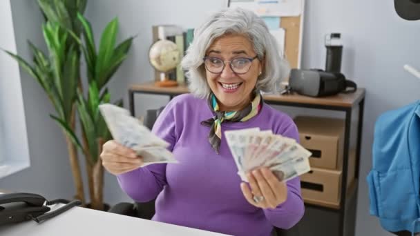 驚いた表情 メガネ 灰色の髪を持つオフィスで成熟した女性 — ストック動画