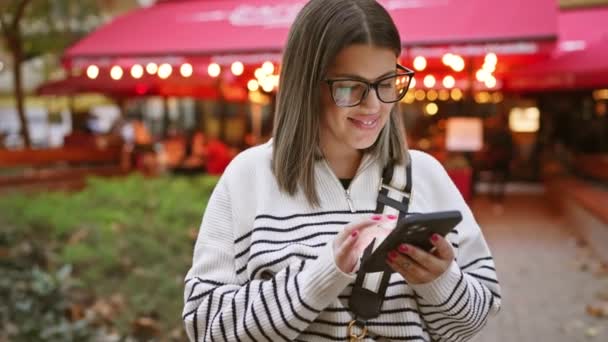 Jovem Sorridente Usando Smartphone Vibrante Terraço Com Luzes — Vídeo de Stock