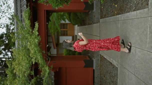 Привет Япония Уверенная Красивая Латиноамериканка Очках Протягивает Дружескую Волну Приглашения — стоковое видео
