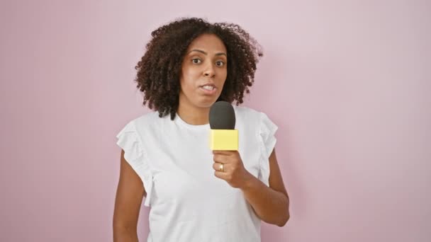Afričanky Americká Žena Mluví Mikrofonu Proti Růžové Pozadí — Stock video