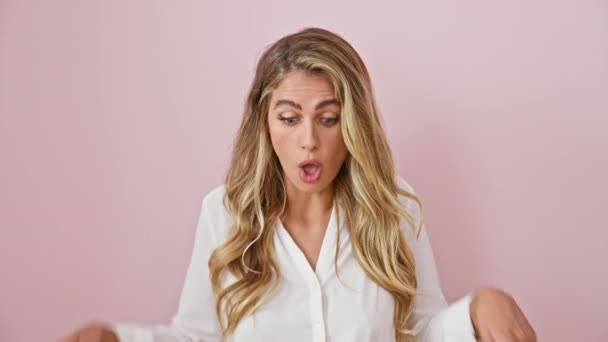 Ena Surpresa Jovem Loira Mulher Camisa Sobre Fundo Rosa Isolado — Vídeo de Stock
