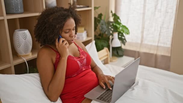 Afroamerykanka Pracująca Laptopie Rozmawiająca Przez Telefon Sypialni — Wideo stockowe