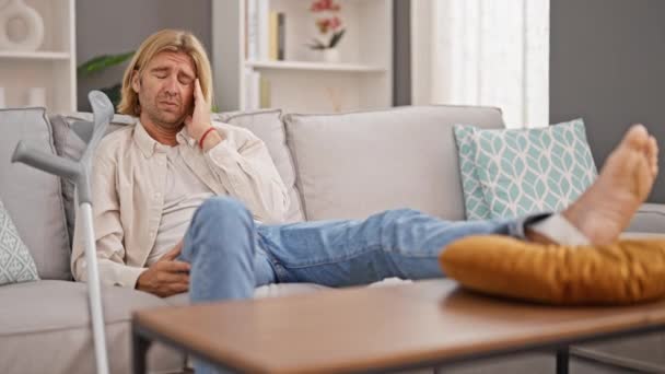Koltuk Değnekli Yaralı Bir Adam Koltukta Acı Içinde Oturur — Stok video