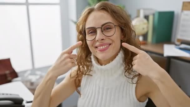 Μια Χαρούμενη Νεαρή Γυναίκα Ακτινοβολεί Ευτυχία Στο Γραφείο Επιδεικνύοντας Τέλεια — Αρχείο Βίντεο