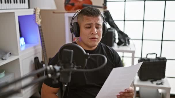 Estudioso Joven Latino Músico Enérgico Serio Enfocado Cantando Apasionadamente Desde — Vídeos de Stock