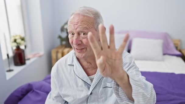 Delighted Senior Man Pyjamas Counting Four Beaming Smile Sitting Bedroom — Stock Video