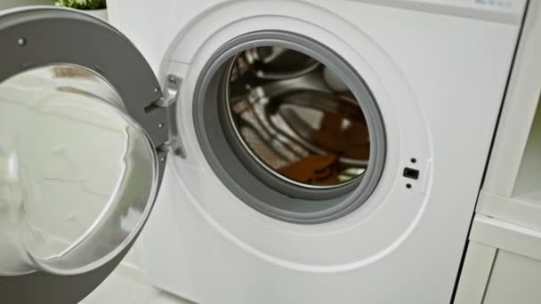 Homem Colocando Roupas Uma Máquina Lavar Roupa Uma Lavanderia Moderna — Vídeo de Stock