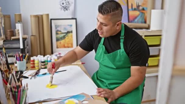 Sorrindo Jovem Latino Homem Confiantemente Desenha Obra Prima Artística Papel — Vídeo de Stock