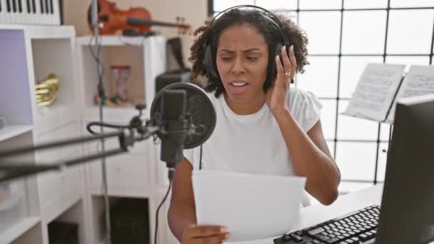 Mujer Afroamericana Grabando Música Estudio — Vídeos de Stock