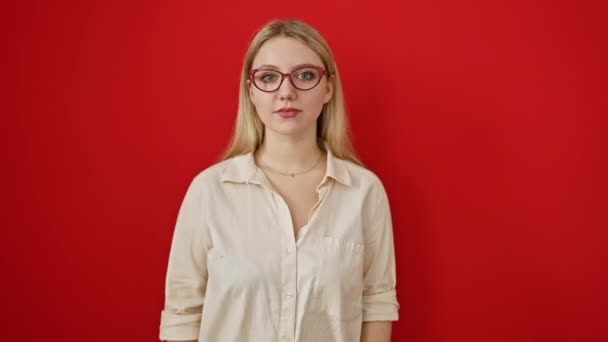 Canlı Genç Sarışın Bir Kadının Büyüleyici Portresi Gözlük Takıyor Kameraya — Stok video