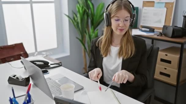 Profesionální Žena Sluchátkách Usmívá Při Práci Notebooku Jasné Moderní Kanceláři — Stock video