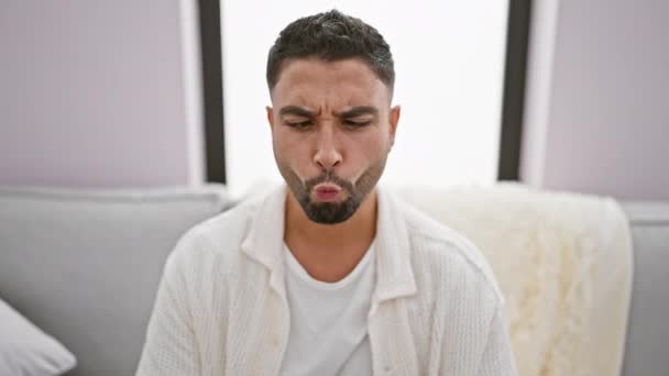 Brutale Jonge Arabisch Man Zittend Bank Van Woonkamer Een Gek — Stockvideo