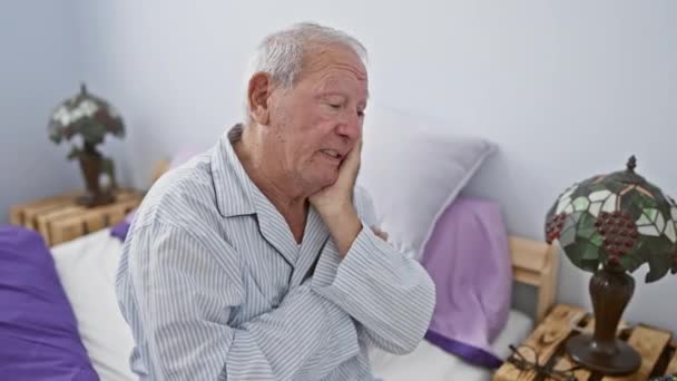 Przygnębiony Starszy Pan Piżamie Siedzący Łóżku Wyglądający Zmęczonego Myśląc Swoich — Wideo stockowe