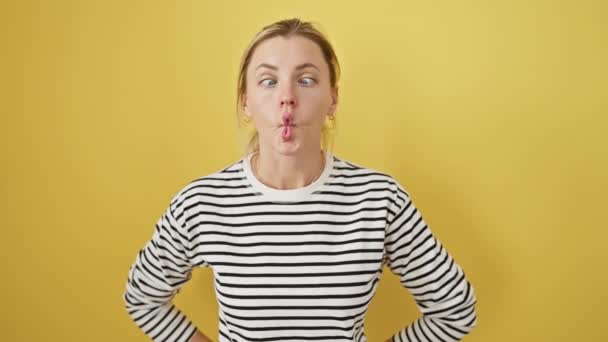 Gal Moro Unge Blonde Kvinne Som Lager Komisk Fisk Ansiktsuttrykk – stockvideo