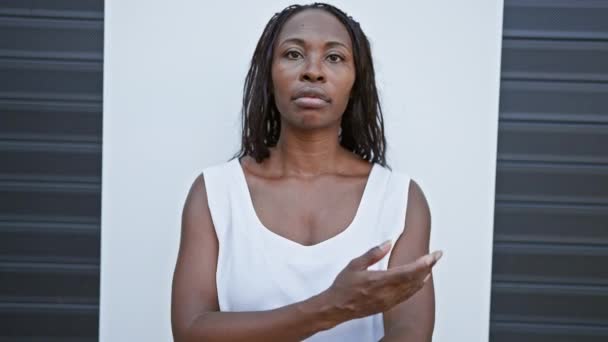 Poważna Afroamerykanka Ramionami Skrzyżowanymi Stojąca Przed Miejską Ścianą Zewnątrz — Wideo stockowe