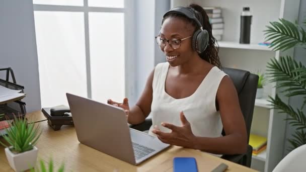 Μια Χαρούμενη Γυναίκα Ακουστικά Εργάζεται Ένα Φορητό Υπολογιστή Ένα Σύγχρονο — Αρχείο Βίντεο
