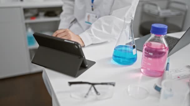 Ženský Vědec Zkoumá Modrou Chemikálii Baňce Laboratorním Stole Ukazuje Výzkum — Stock video