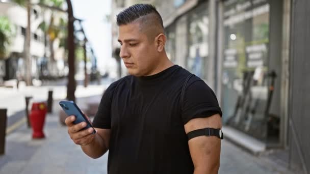 Joven Latino Confiado Sonriendo Mientras Escanea Sensor Diabetes Con Smartphone — Vídeo de stock